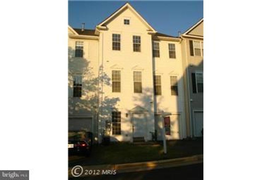 Bright, Clean and Bug free ready to move in 2 Beds & 2.5 baths in McNair Farm Gas Fireplace in Family room. Open Kitchen w/Breakfast Bar Rec Room 2 parking space with 1 Car Garage w/Extra Minutes from Toll Road Close to ClockTower Shopping Center Walking to McNair Elem school HOA paid by Landlord. VACANT.