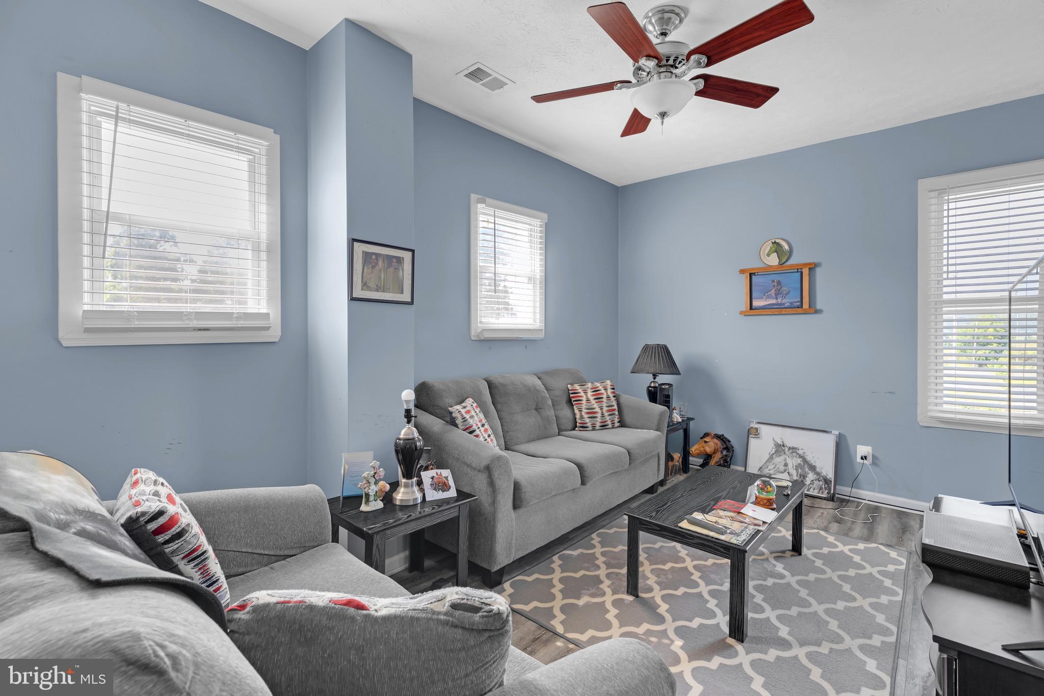 ROYAL VILLAGE - Residential