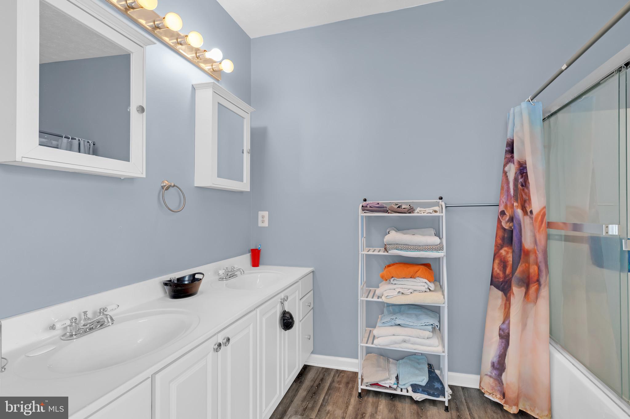 ROYAL VILLAGE - Residential