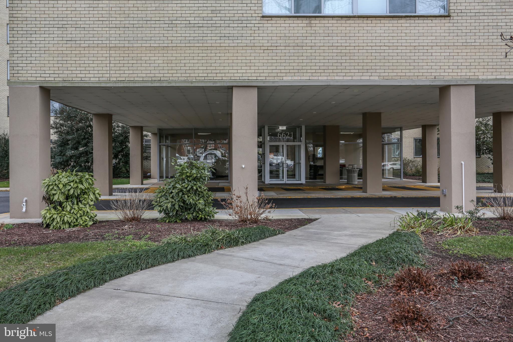 RIVER TOWERS - Residential Lease