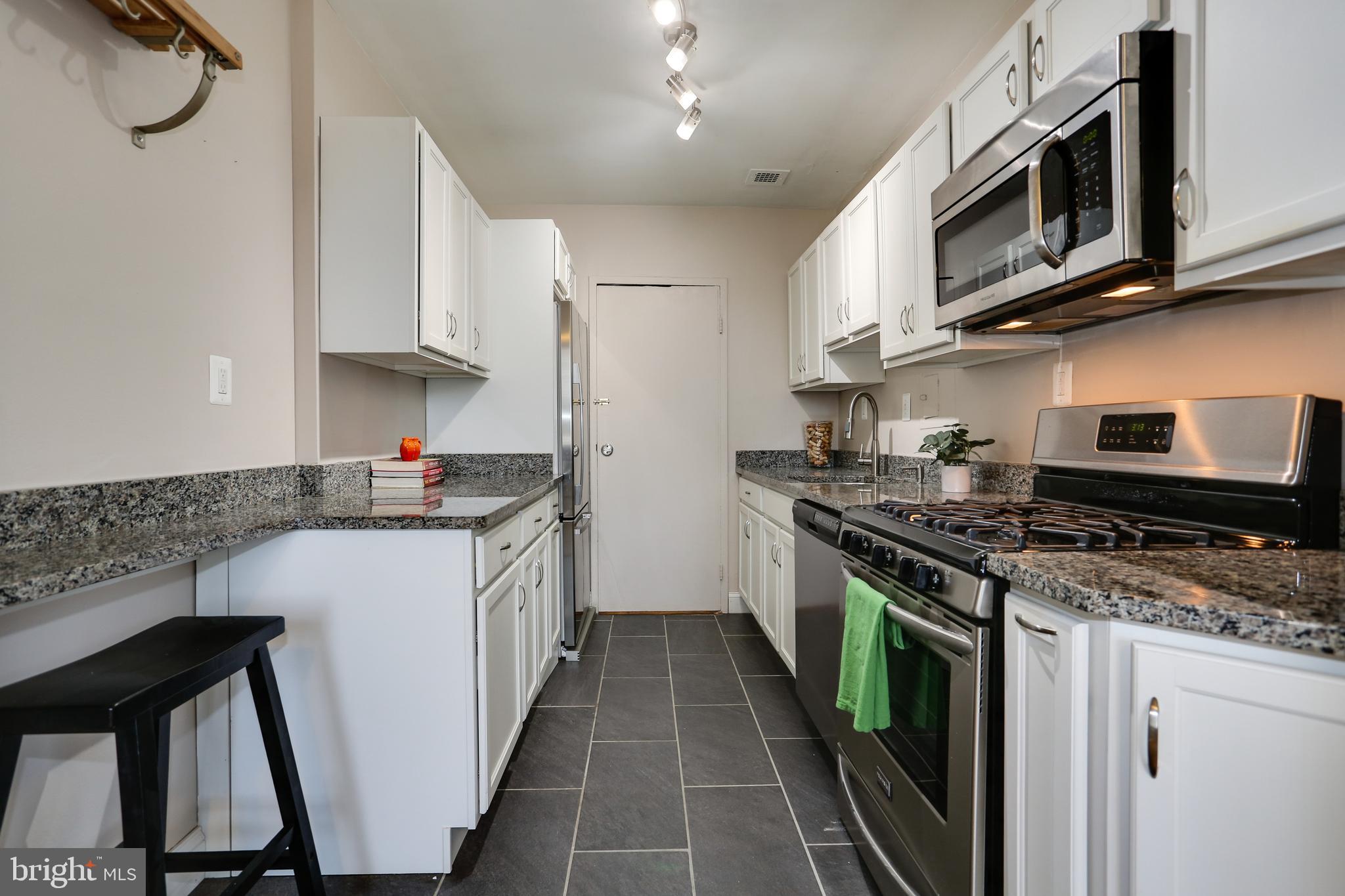 RIVER TOWERS - Residential Lease