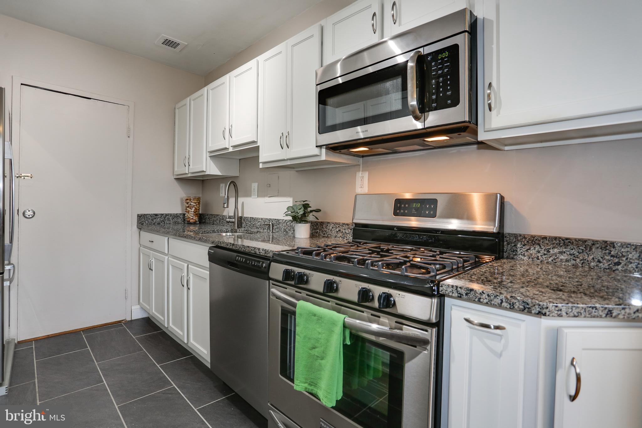 RIVER TOWERS - Residential Lease