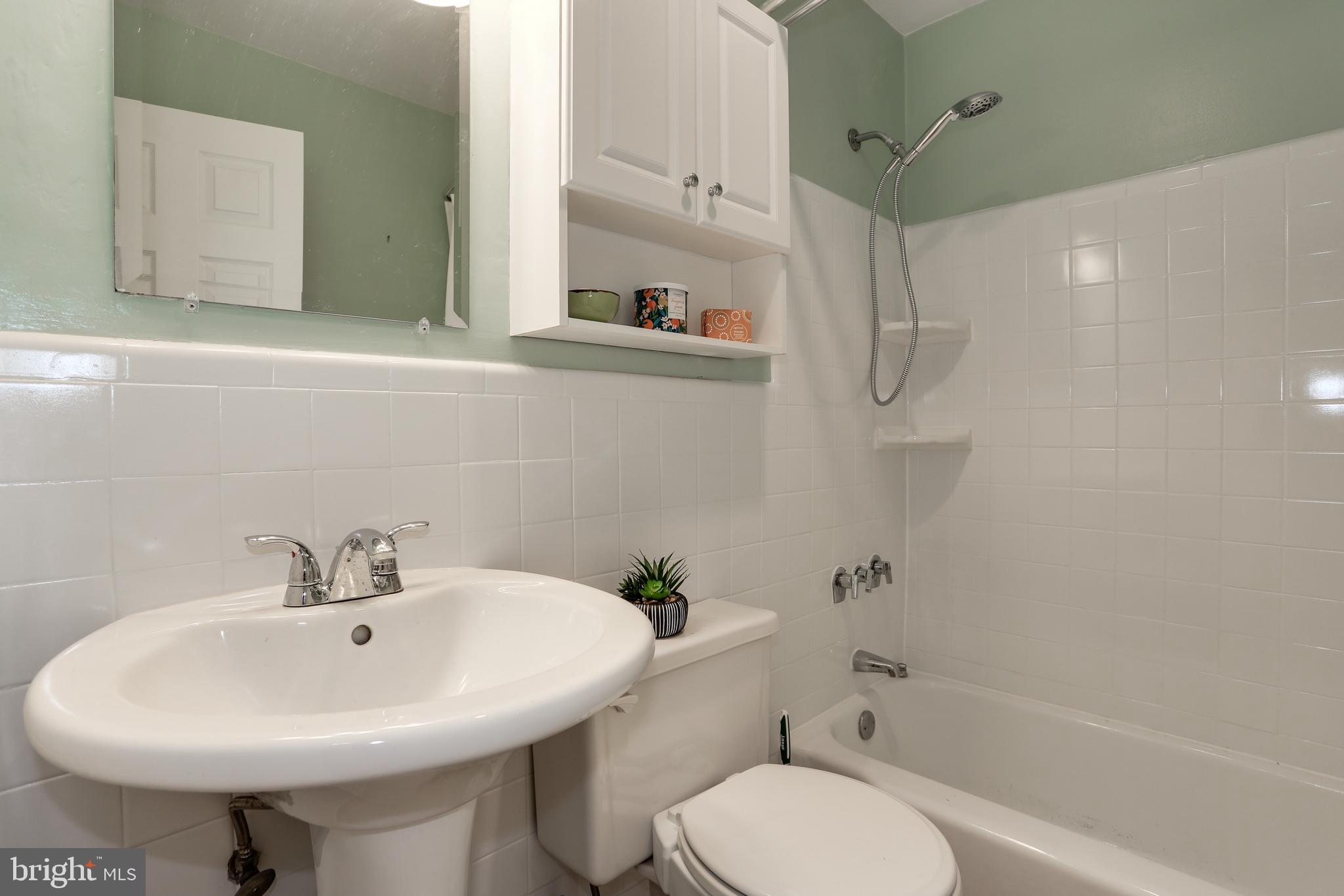 RIVER TOWERS - Residential Lease