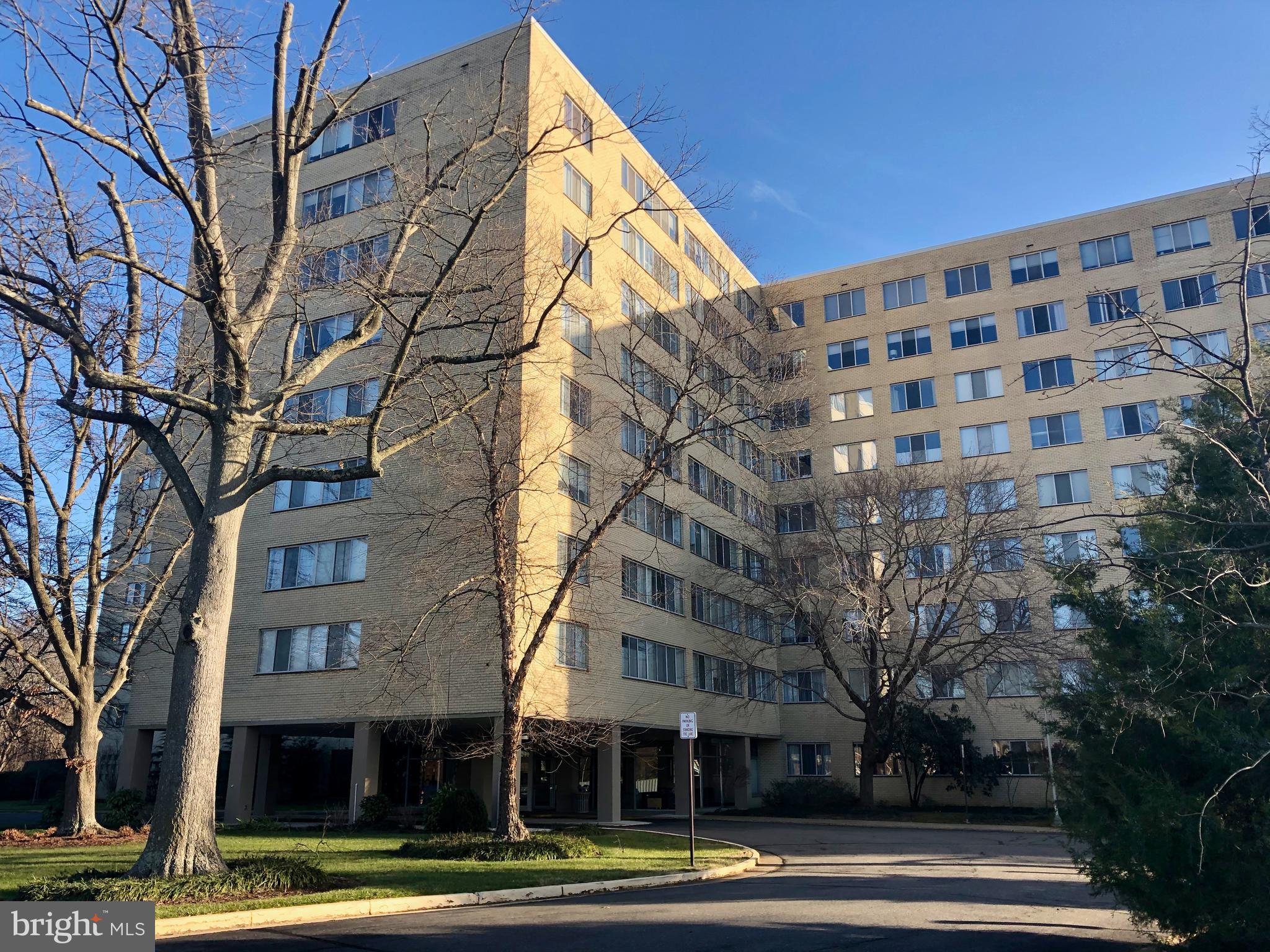 RIVER TOWERS - Residential Lease