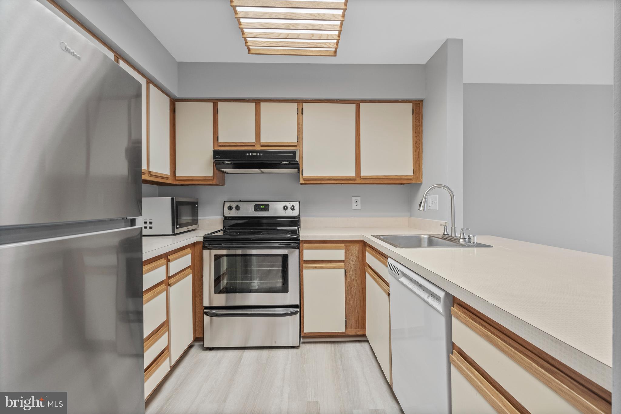 CHRISTOPHER COURT - Residential