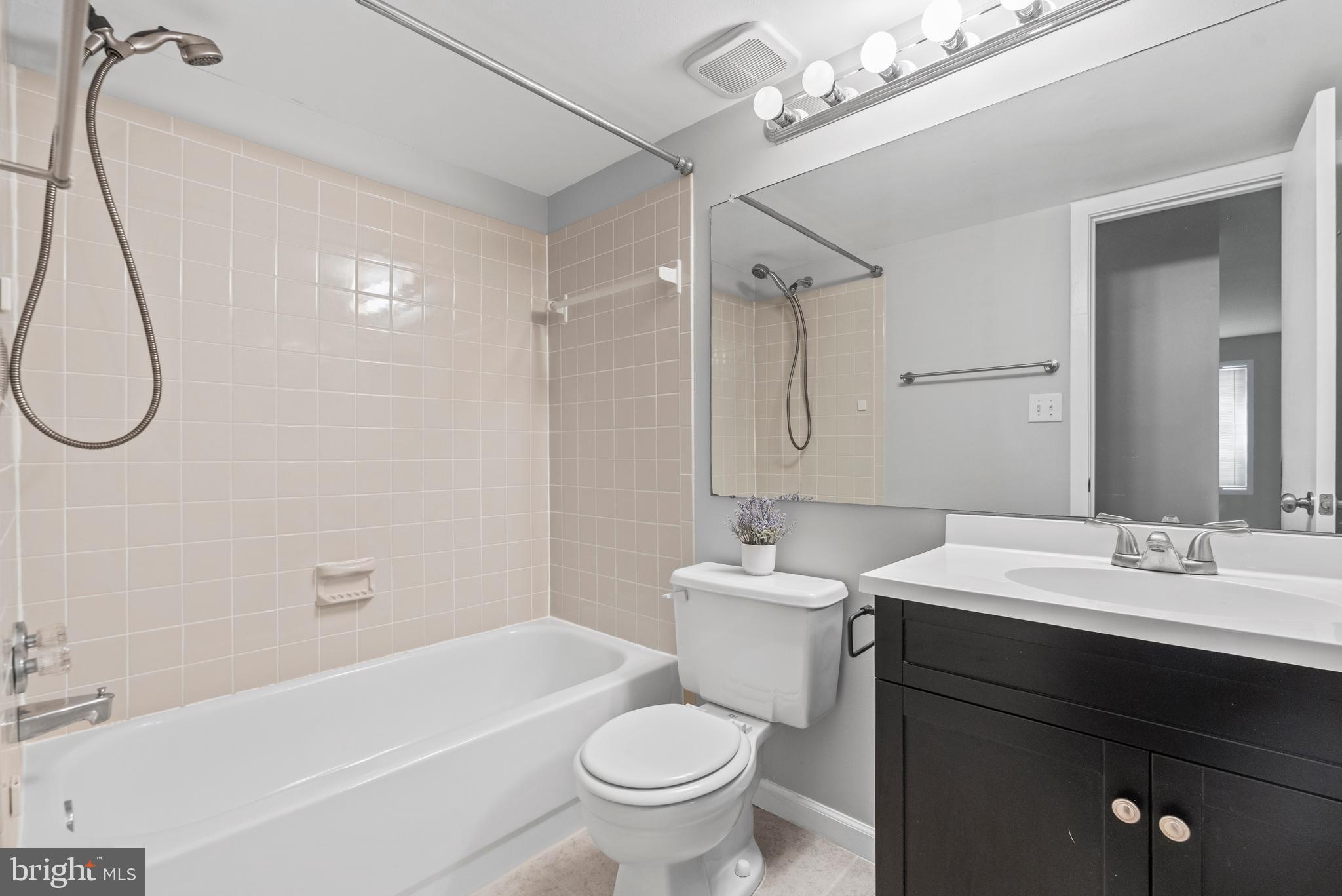 CHRISTOPHER COURT - Residential