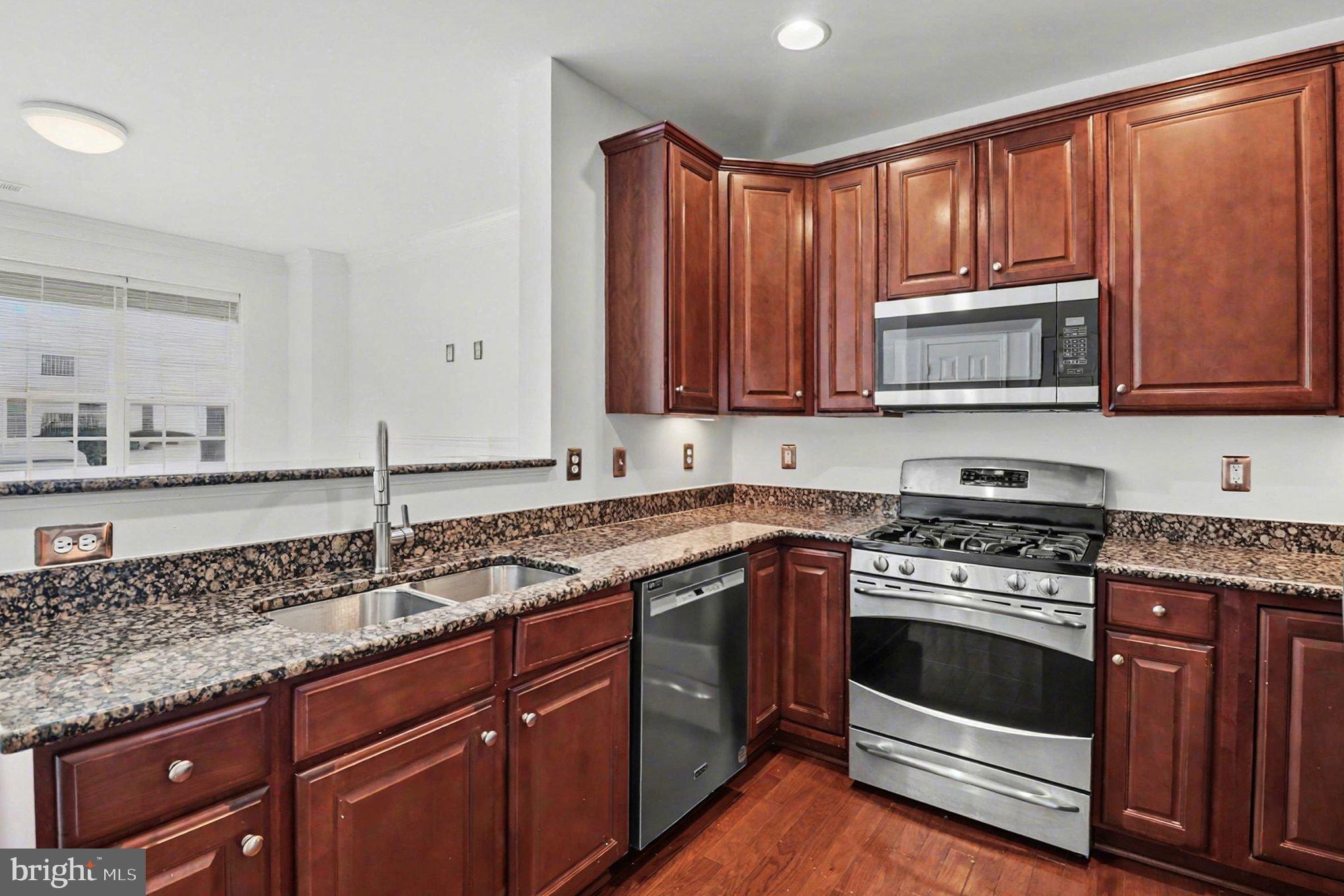 COBBLESTONE SQUARE - Residential