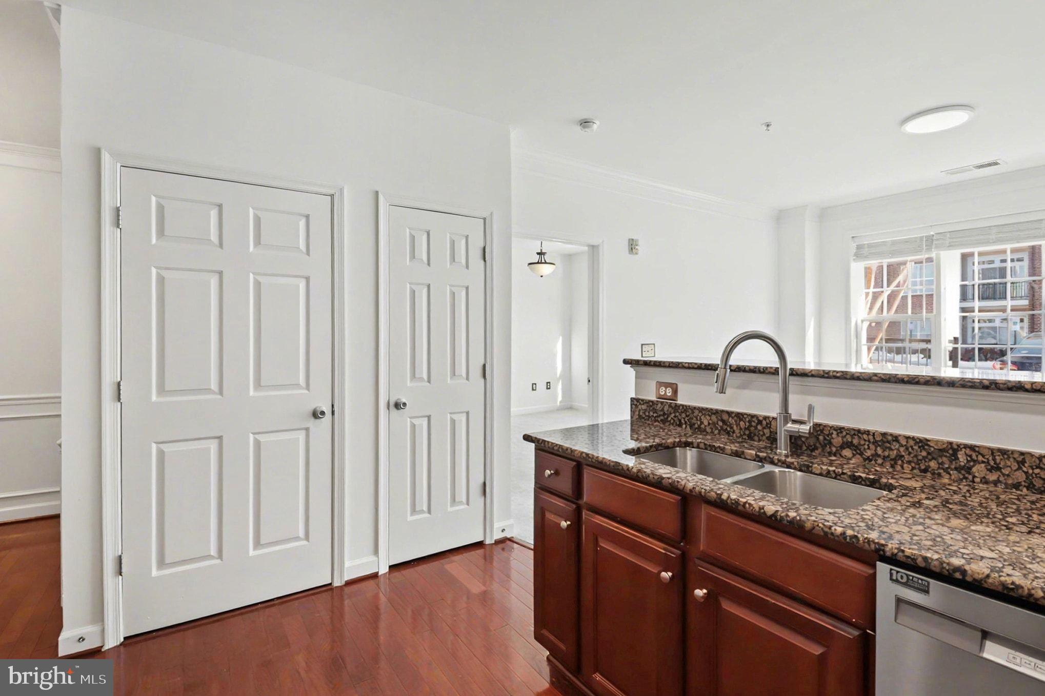 COBBLESTONE SQUARE - Residential