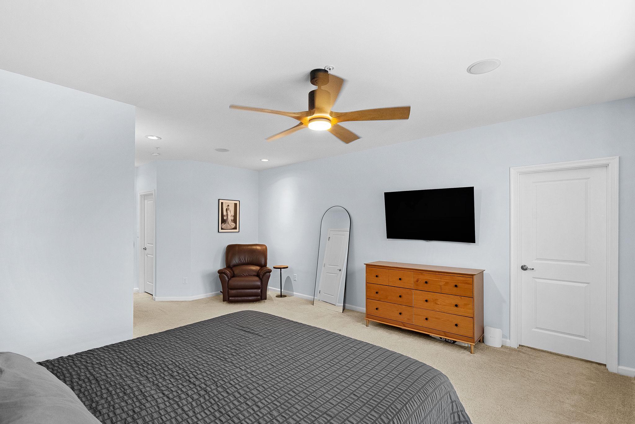 LOUDOUN CROSSING CONDOMINIUM - Residential