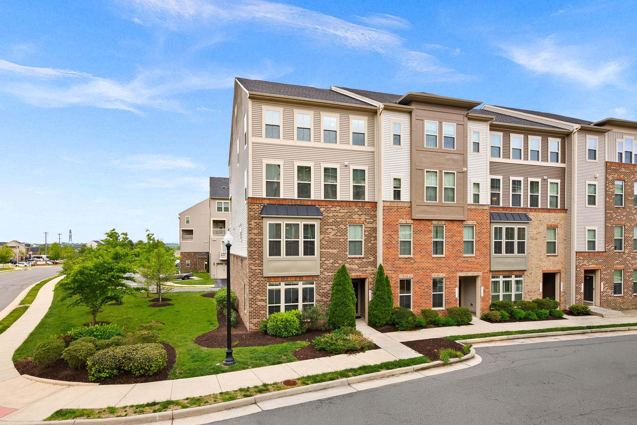 LOUDOUN CROSSING CONDOMINIUM - Residential