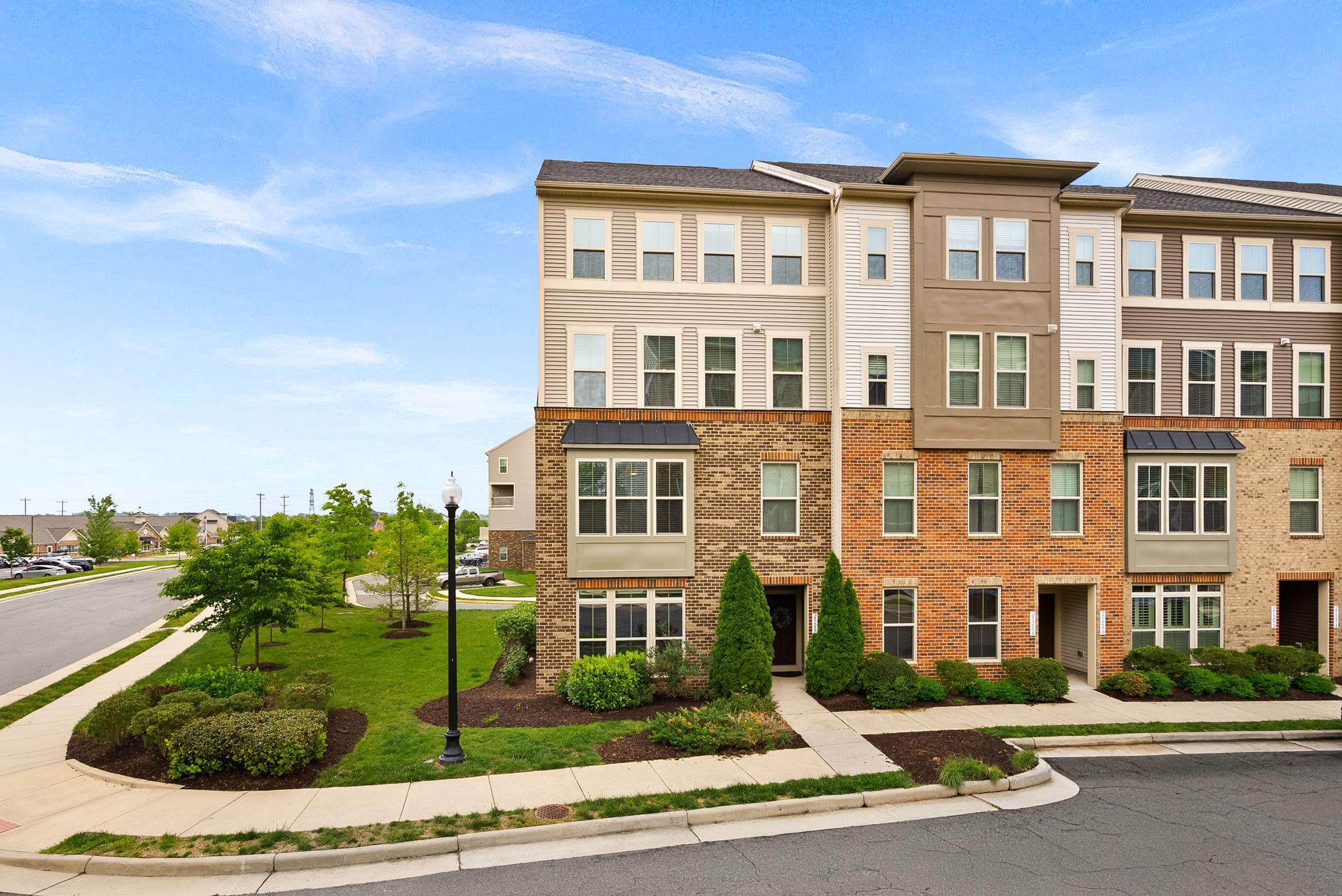 LOUDOUN CROSSING CONDOMINIUM - Residential