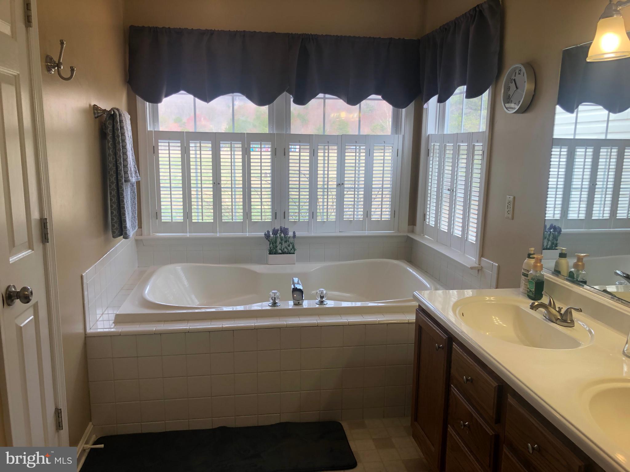 EMERALD LAKE - Residential