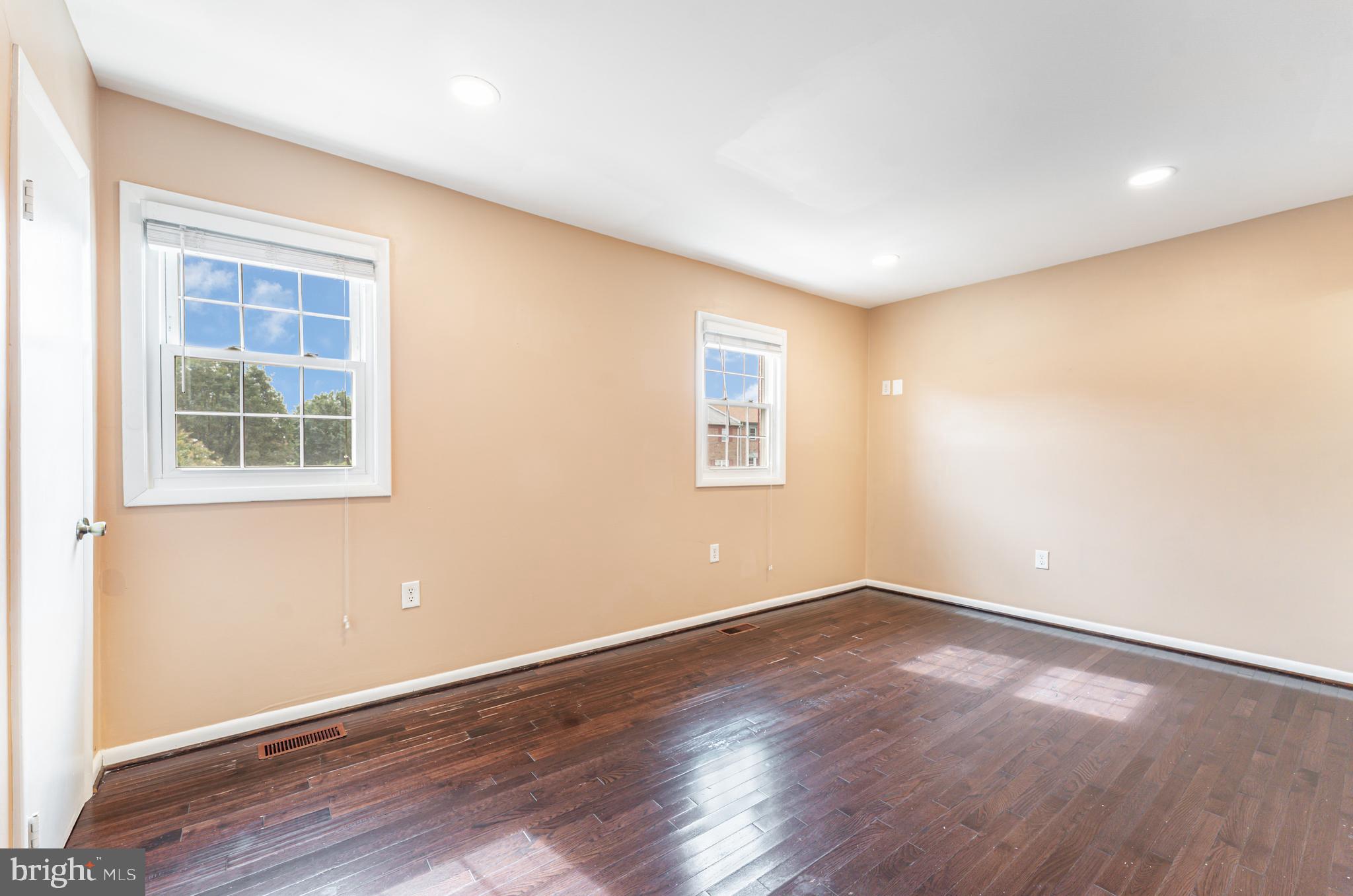 SOUTHGATE WOODS TOWNHOUSES - Residential