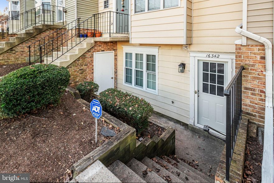 Renovated 2 bedroom 2 bathroom condo with in-unit washer/dryer available for rent immediately! Bright and spacious ground level unit with walk out fenced back yard, open floor concept, updated kitchen with new stainless steel appliances and updated bathrooms. Freshly painted throughout with new LVT floors. Enjoy community amenities including a community pool, playgrounds and walking trails. Close to shops and 95.