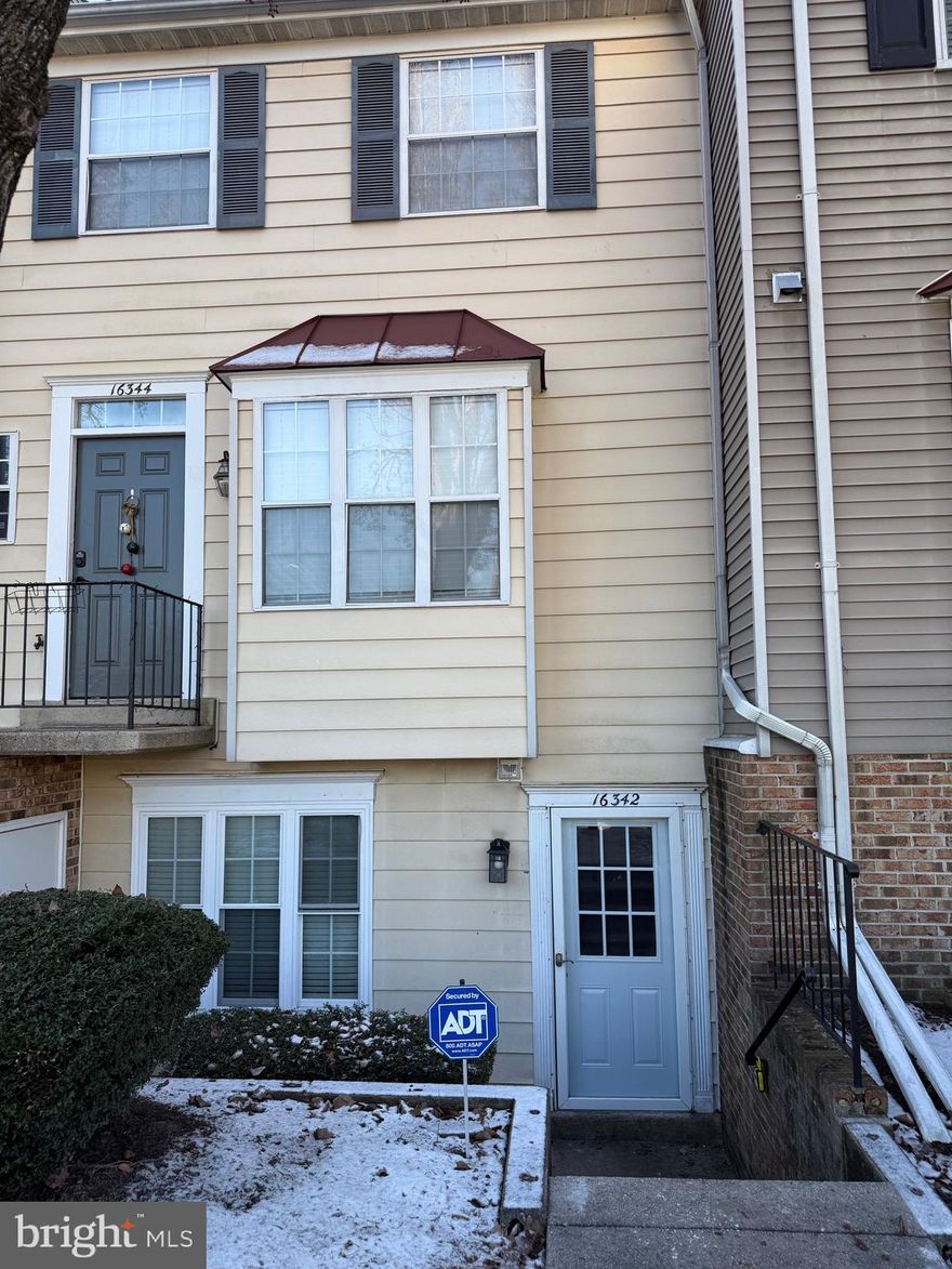 Well-maintained recently renovated 2 bedroom 2 bathroom condo available for rent immediately! Bright and spacious ground level unit with walk out fenced back yard, open floor concept, updated kitchen with new stainless steel appliances, in-unit laundry and updated bathrooms. Enjoy community amenities including a community pool, playgrounds and walking trails. Close to shops and 95.