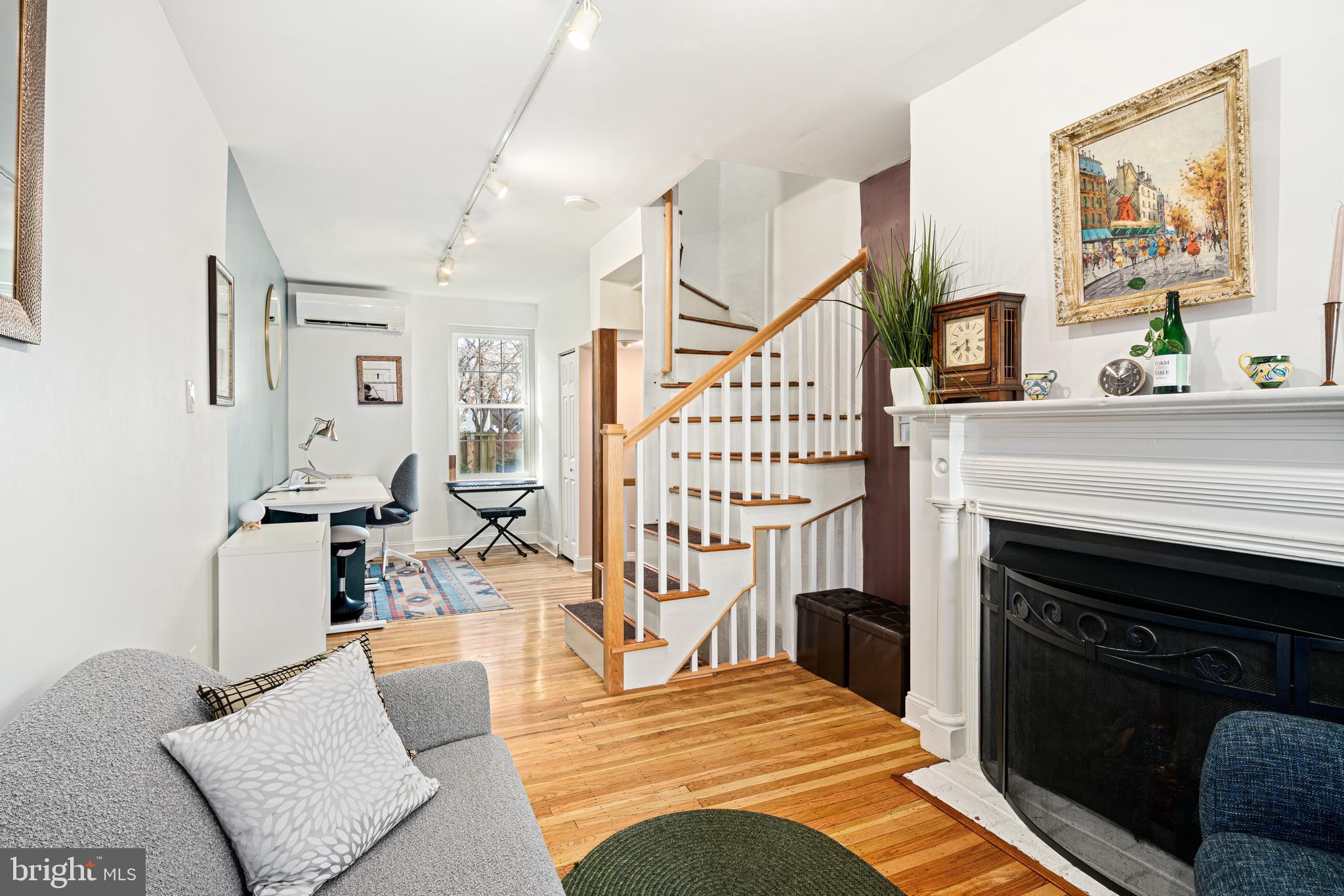 QUEEN VILLAGE - Residential