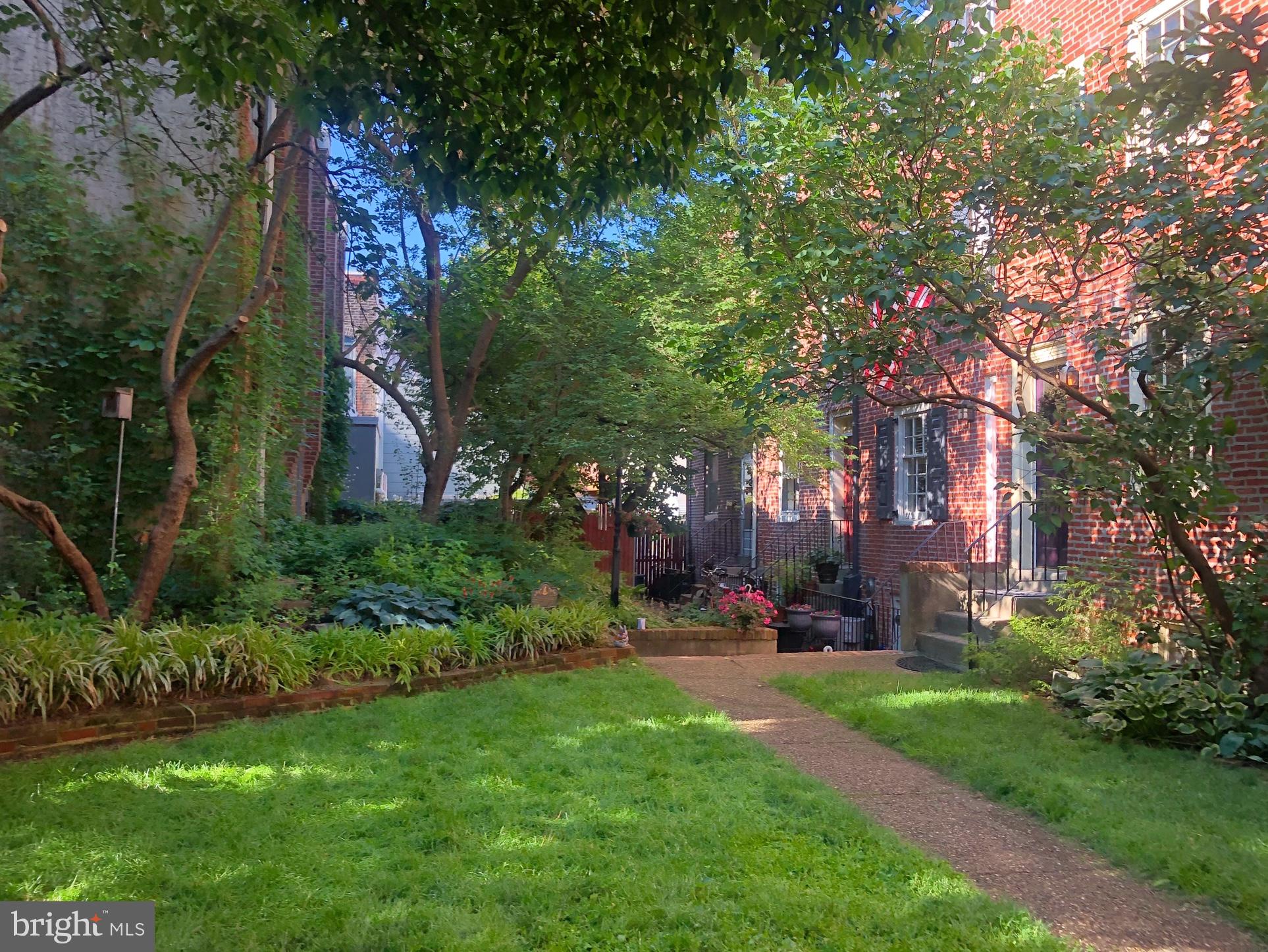 QUEEN VILLAGE - Residential