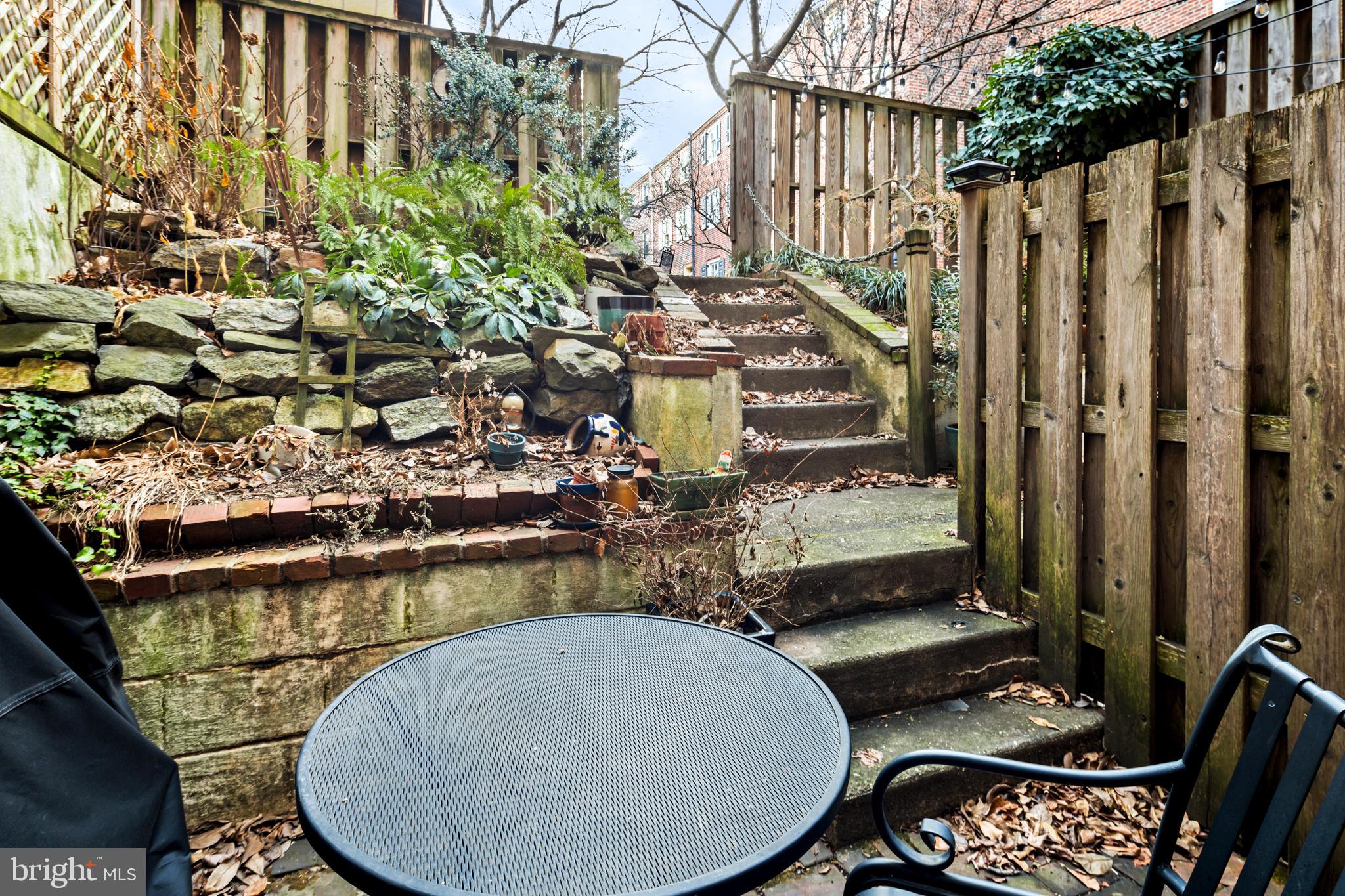 QUEEN VILLAGE - Residential