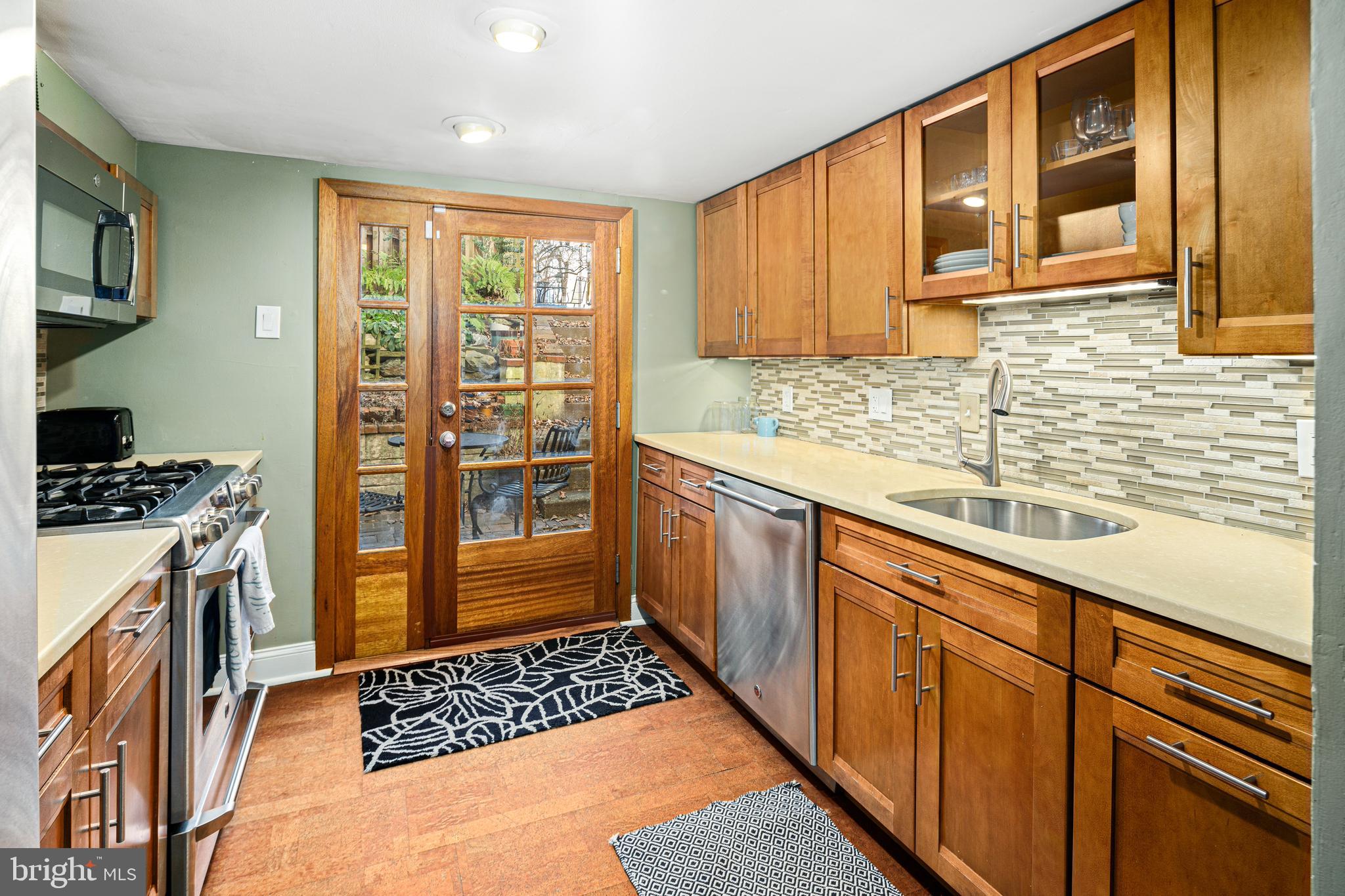 QUEEN VILLAGE - Residential