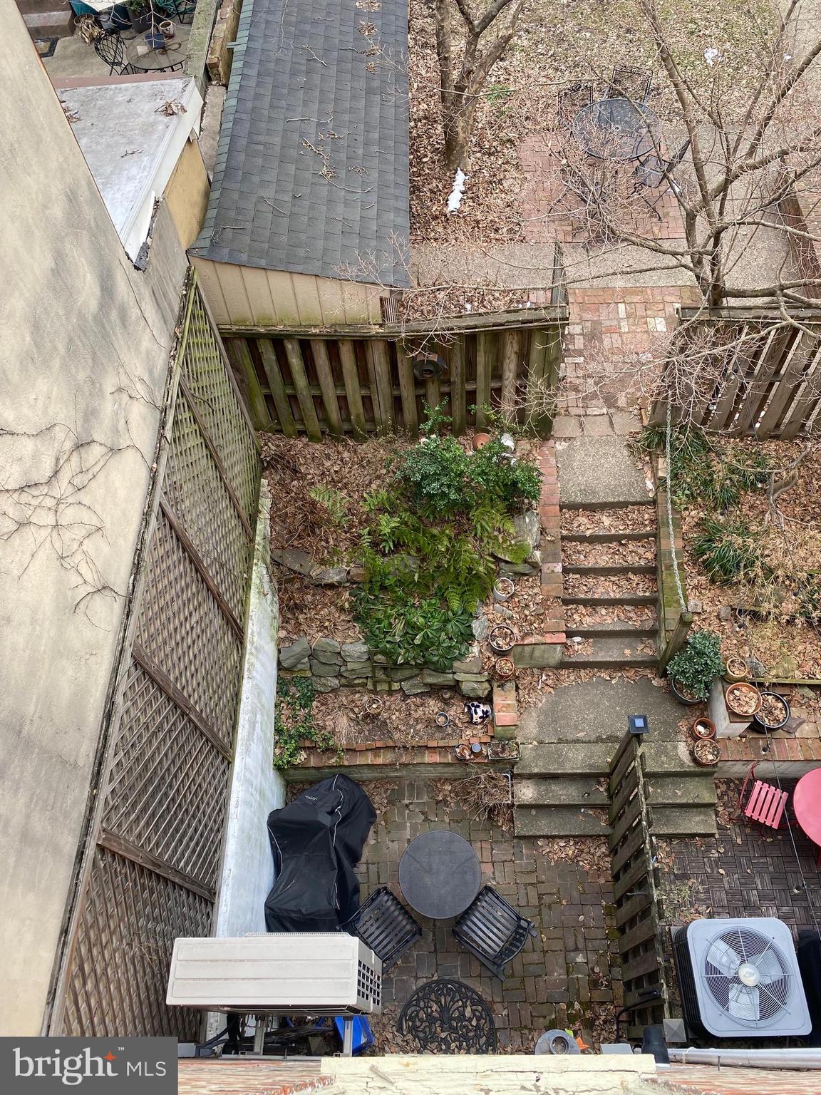 QUEEN VILLAGE - Residential