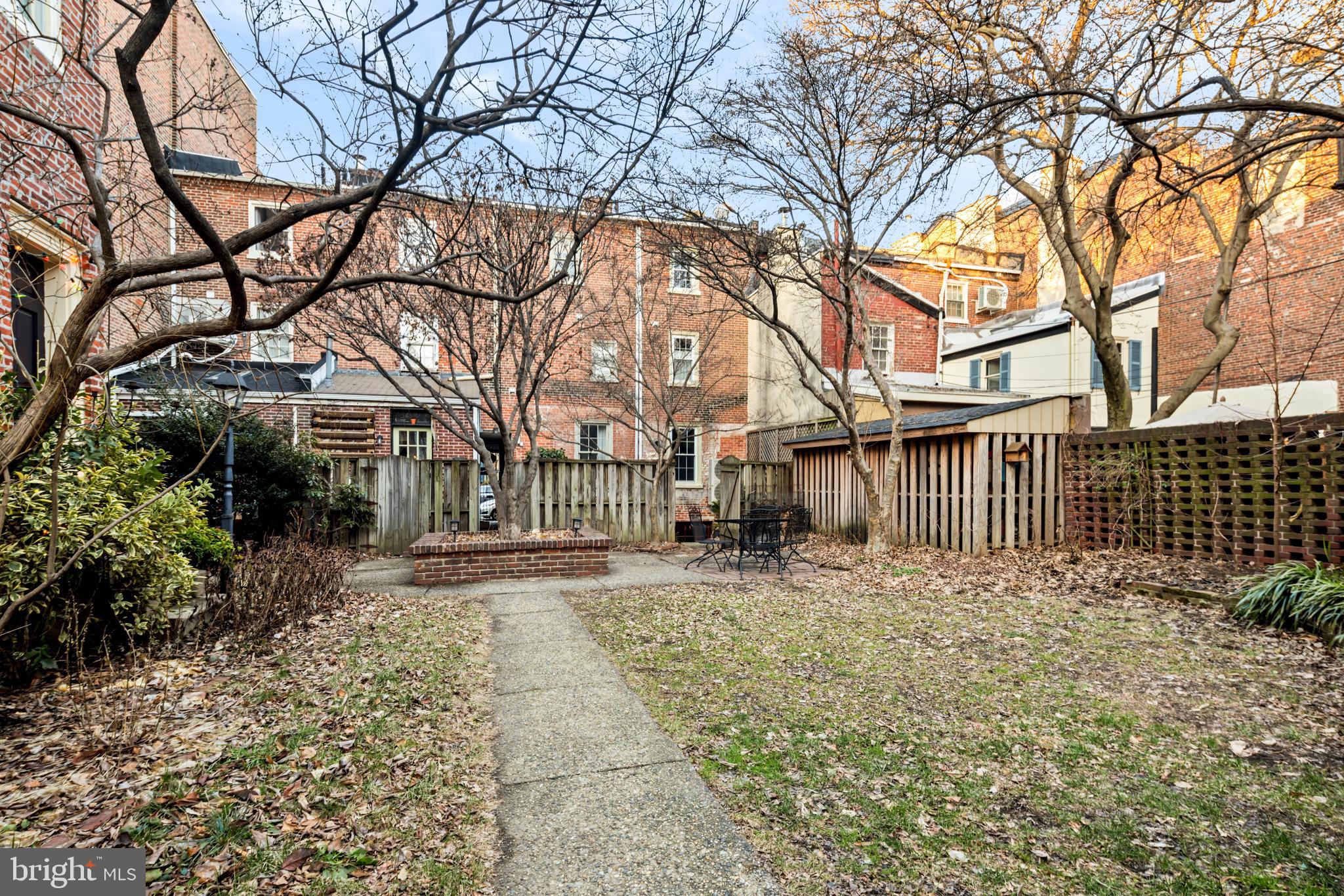 QUEEN VILLAGE - Residential
