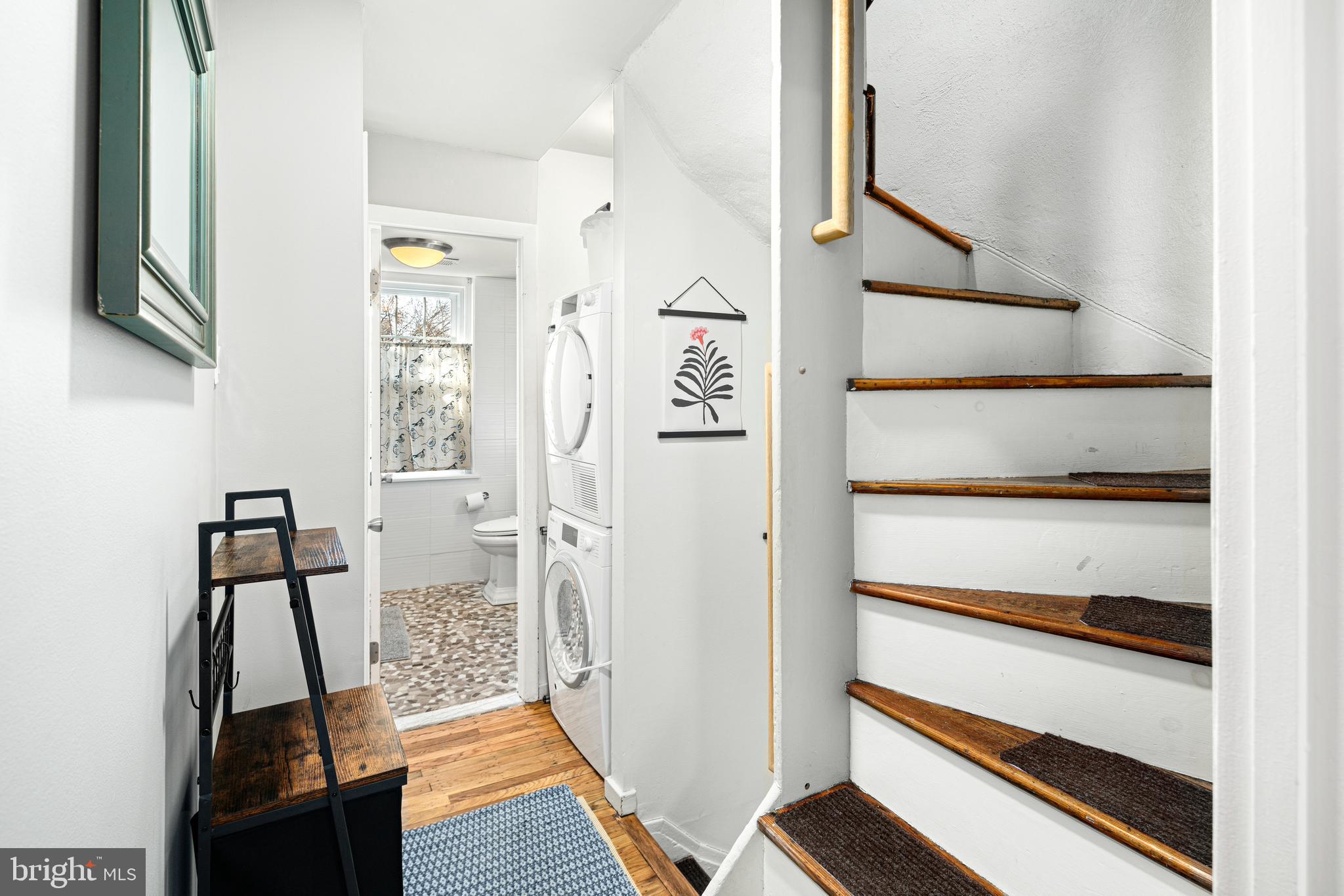 QUEEN VILLAGE - Residential