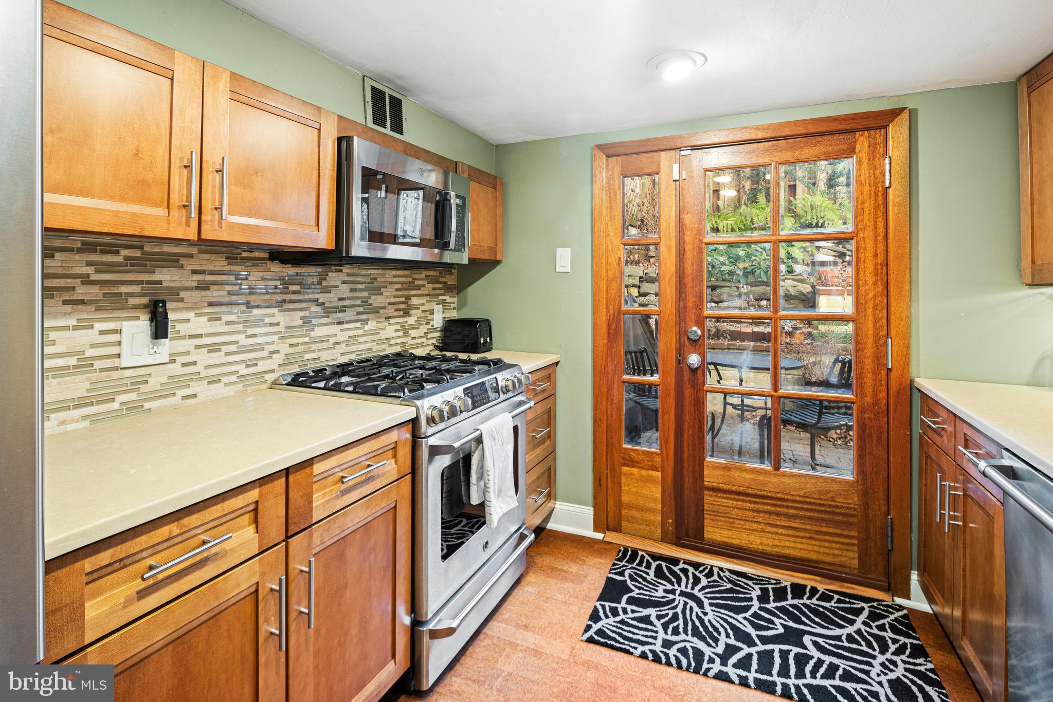 QUEEN VILLAGE - Residential