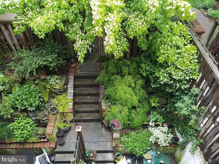 QUEEN VILLAGE - Residential