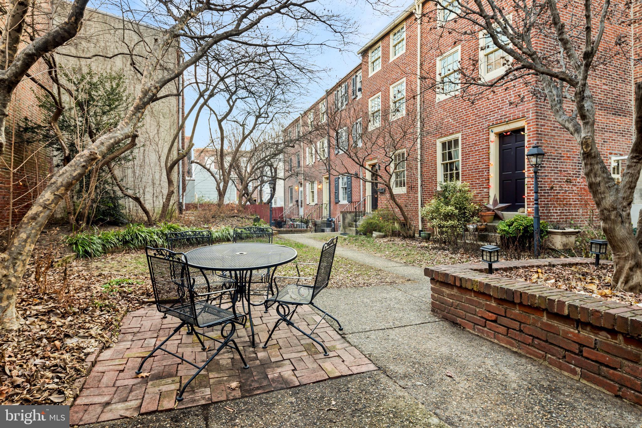 QUEEN VILLAGE - Residential