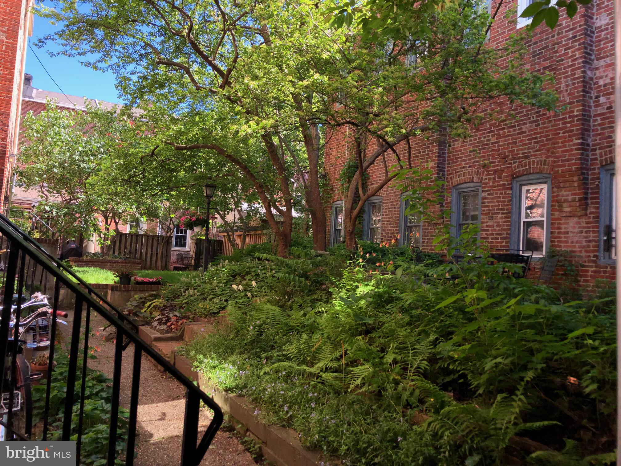 QUEEN VILLAGE - Residential