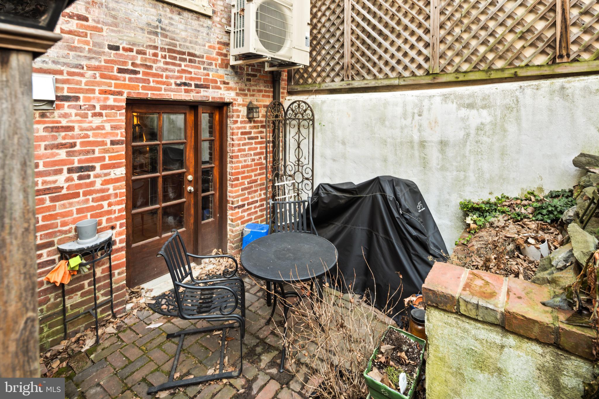 QUEEN VILLAGE - Residential