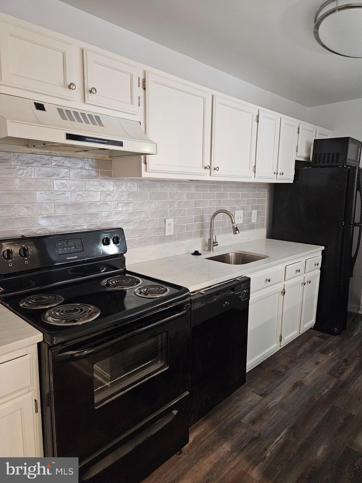 ROSECROFT COMMONS - Residential Lease