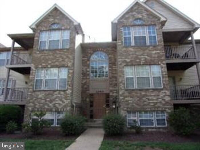 WELCOME HOME!!! Spacious Beautiful 2 Bedroom, 2 Bathroom condo in quiet Rosecroft Commons community. Features large master bedroom with walk-in closet, master bathroom with separate tub and shower. Granite countertops with breakfast bar. Freshly painted. Recessed lighting. Washer and dryer in unit. Closeby the beltway. Just minutes from the National Harbor and the Rivertown shopping center. Credit score 640. Gross income requirement 2.5x monthly rent.