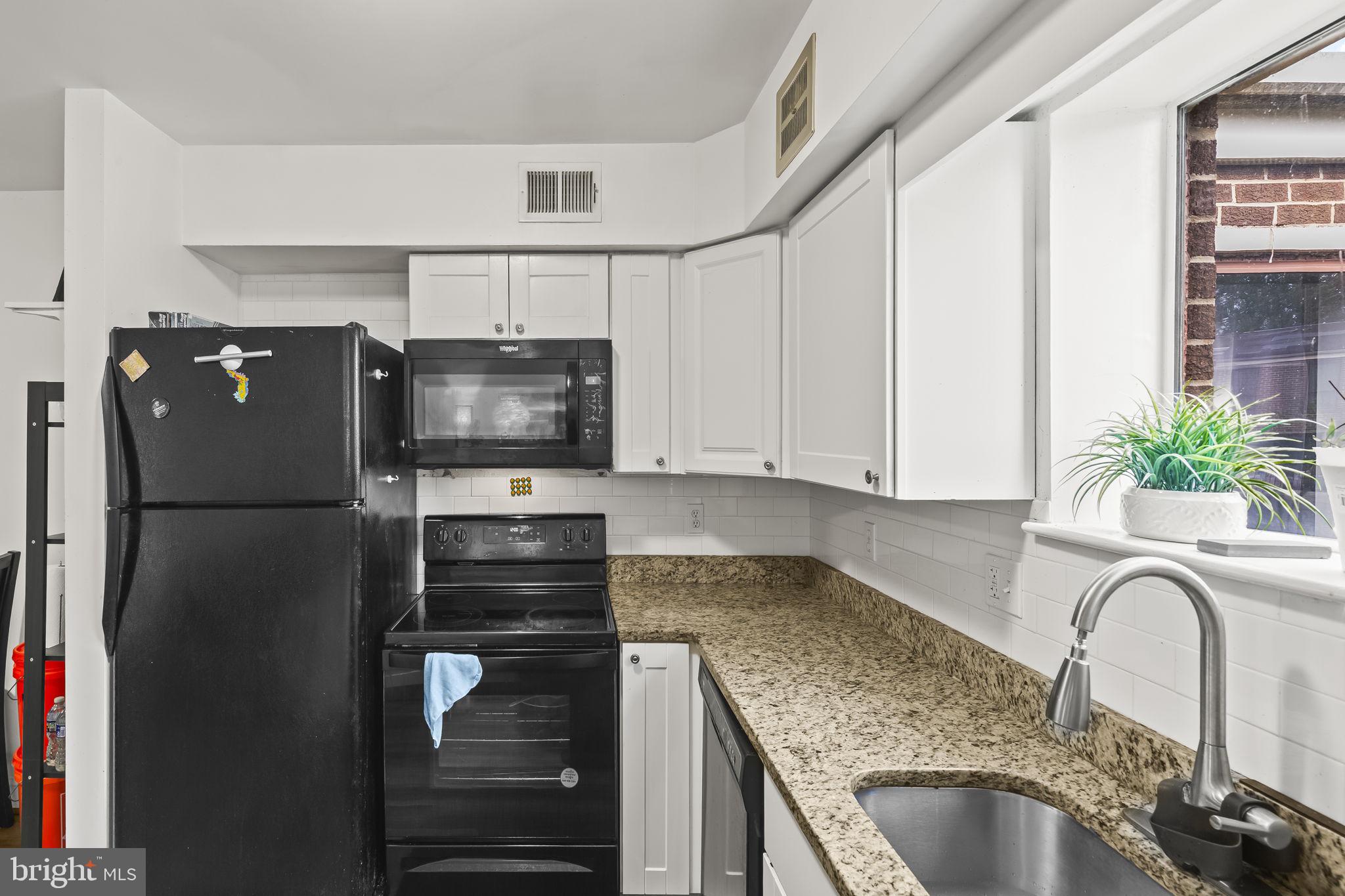 CAMELBACK VILLAGE - Residential