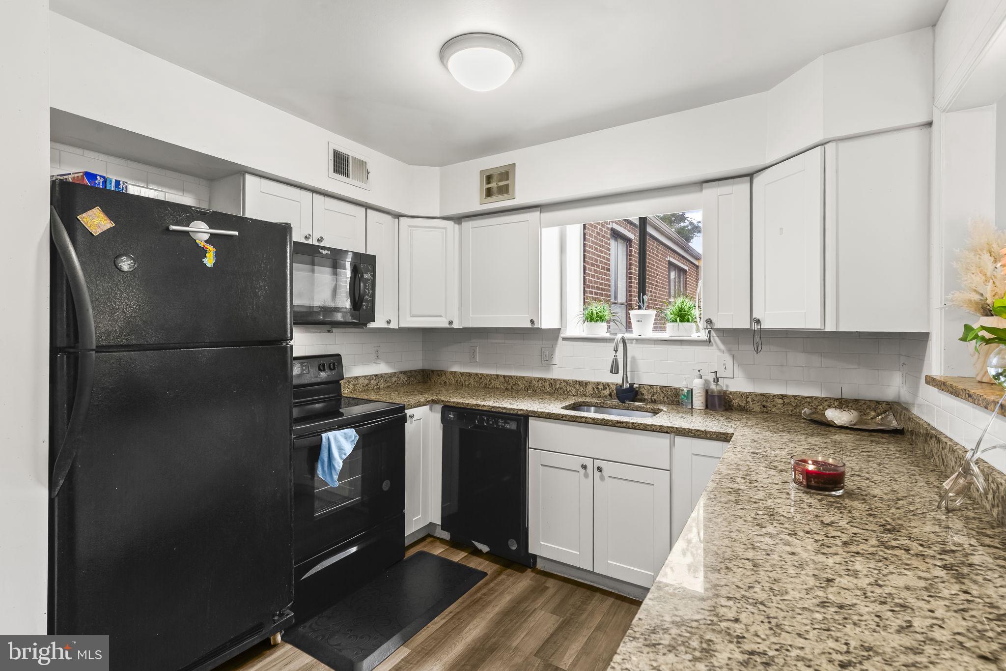 CAMELBACK VILLAGE - Residential