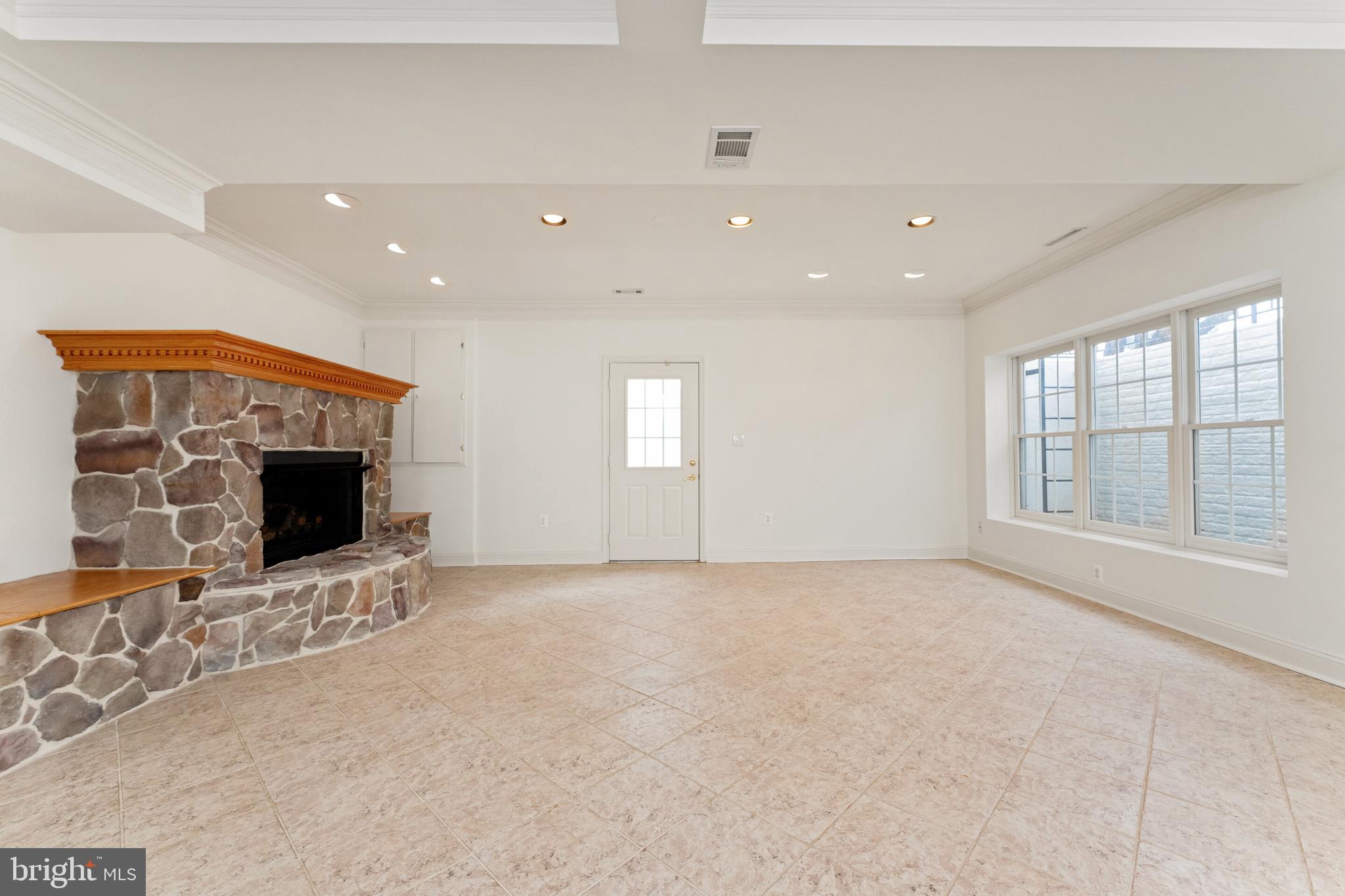 EDGEMOORE MANOR - Residential