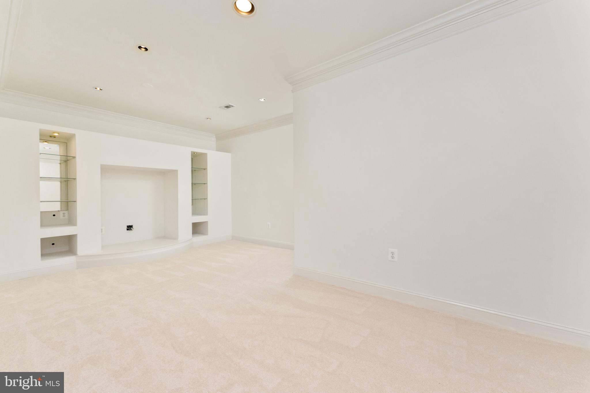 EDGEMOORE MANOR - Residential