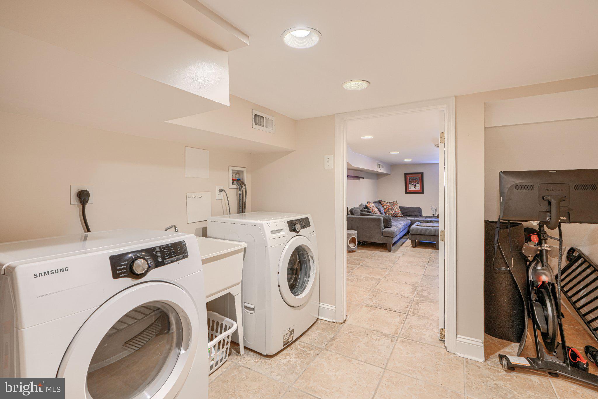 LOCUST POINT - Residential