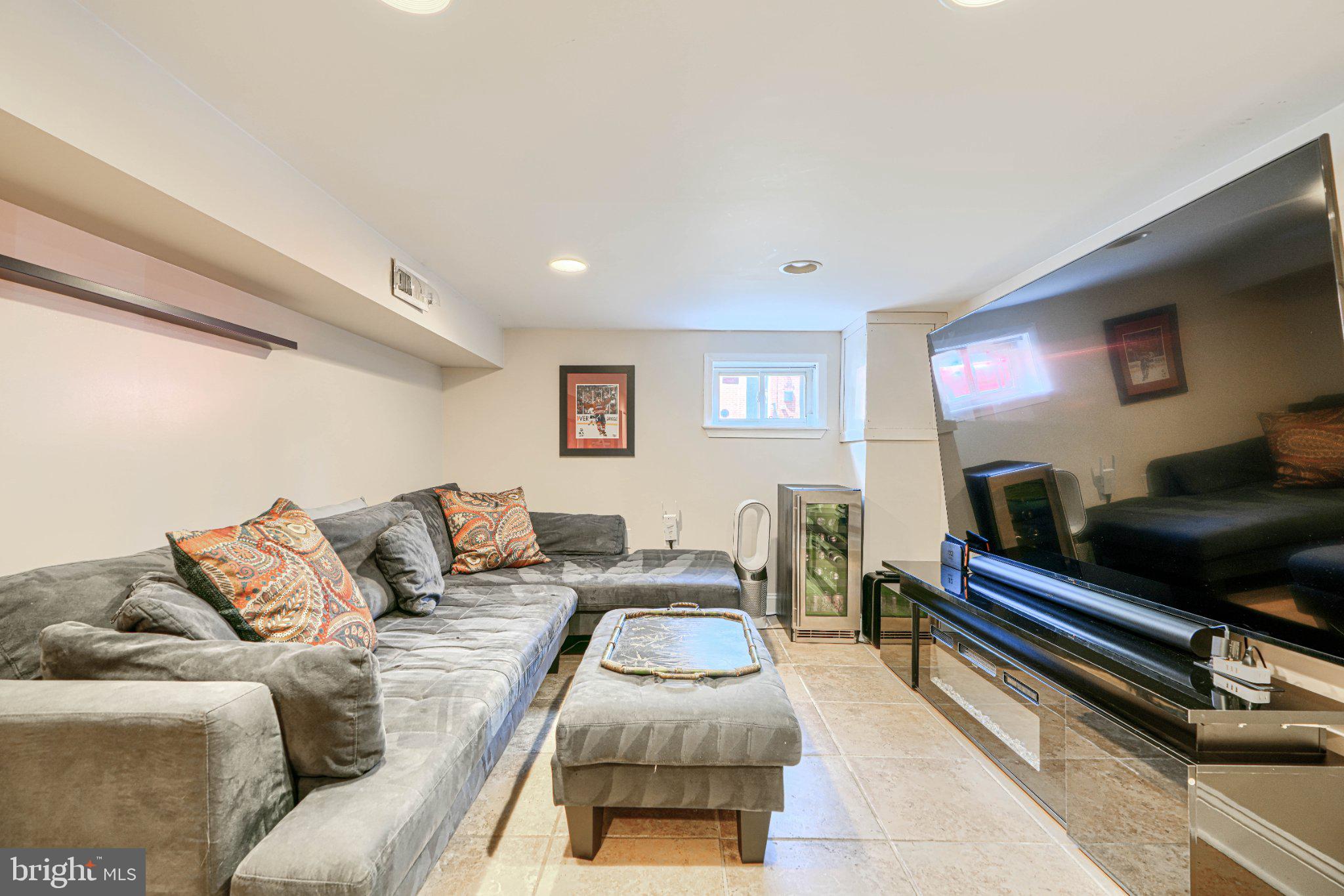 LOCUST POINT - Residential