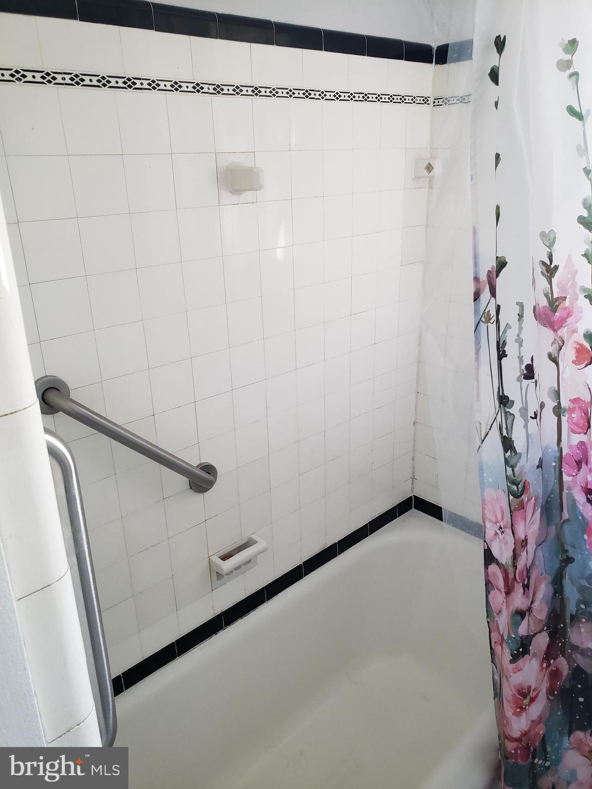 GLADSTONE MANOR - Residential