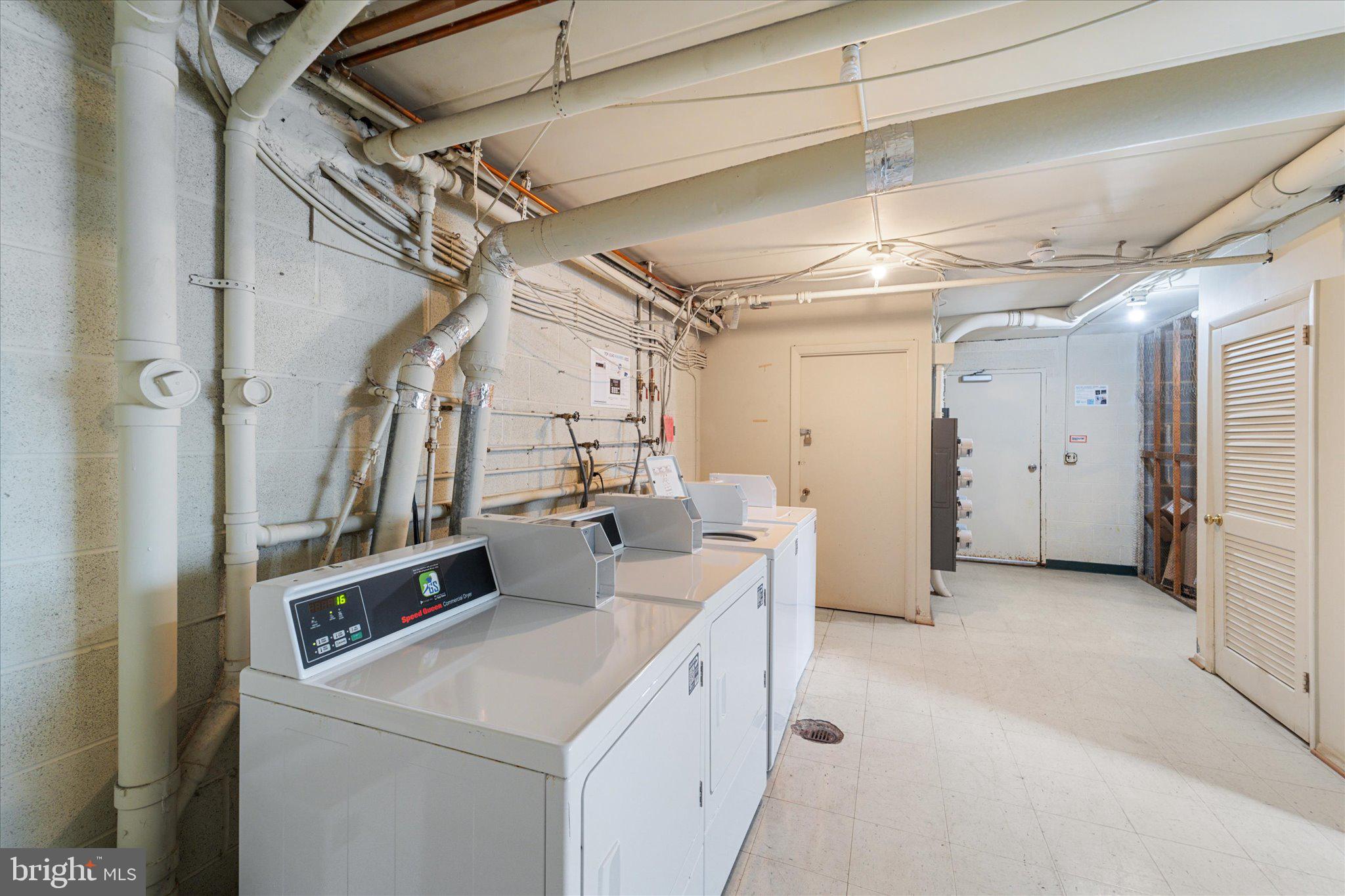 COUNTRY CLUB GREEN - Residential