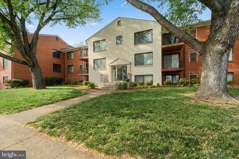 Photo of 125 - K Clubhouse Drive SW #K-11, LEESBURG, VA 20175 (MLS # VALO2118038)
