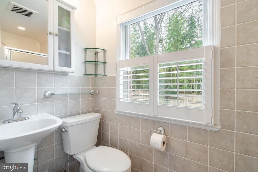 ARLINGTON RIDGE - Residential Lease