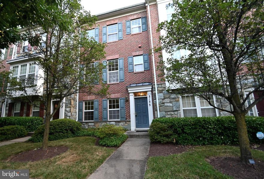 1 BLOCK TO METRO! BEAUTIFUL 3 LEVEL  2 CAR GARAGE TH. 3 BR, 2.5 BATH 2140 SQ FT. LUXURY UPGRADES INCLUDE  WOOD FLOOR in DINING RM, DECK, WHIRLPOOL TUB IN MASTER BATH. ENJOY 9 FT CEILINGS WITH ELEGANT MOLDINGS & COLUMN IN LIVING RM. GAS STOVE & HEAT.  2 Blocks to  BELTWAY & Close to DOWNTOWN SS. "Come & Be Dazzled"