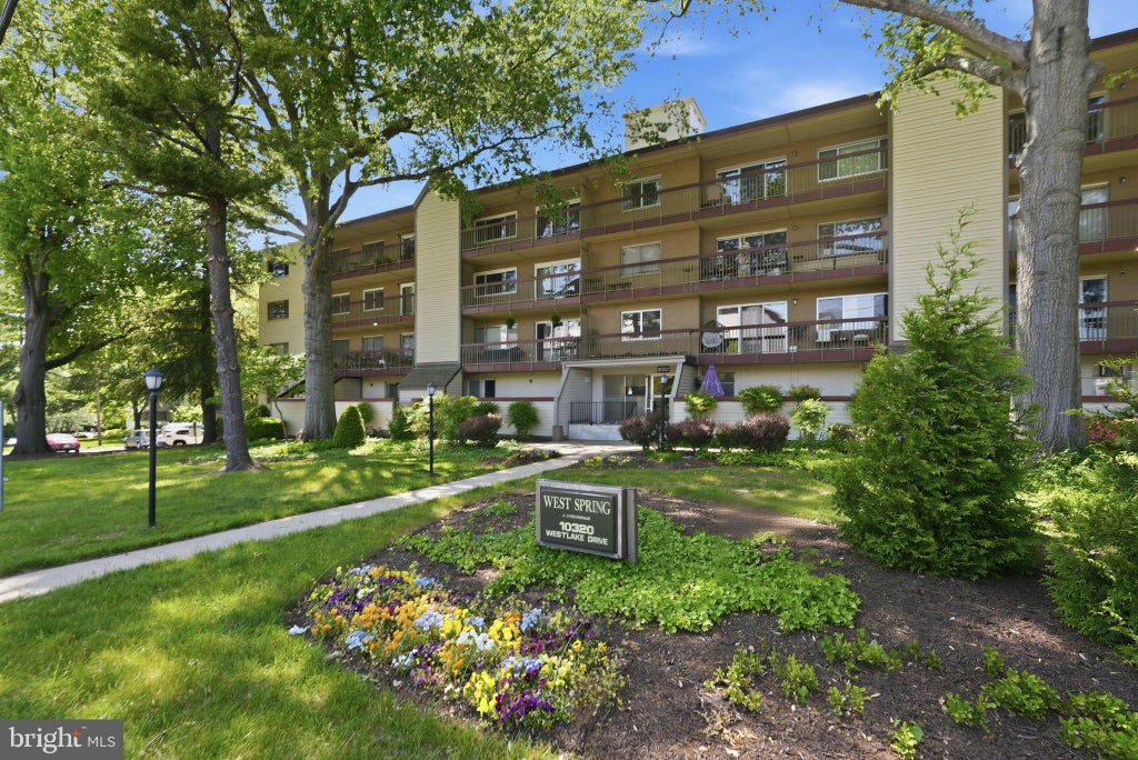 Photo of 10320 Westlake Drive #E-302, BETHESDA, MD 20817 (MLS # MDMC2232494)