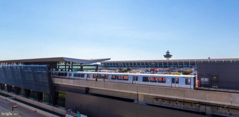 SAVOY AT RESTON TOWN CENTER - Residential