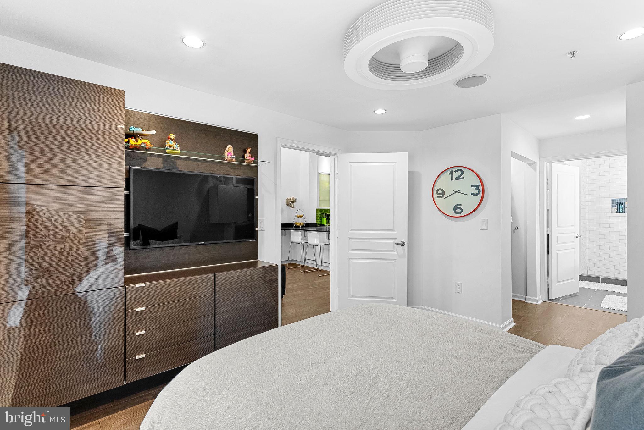 SAVOY AT RESTON TOWN CENTER - Residential