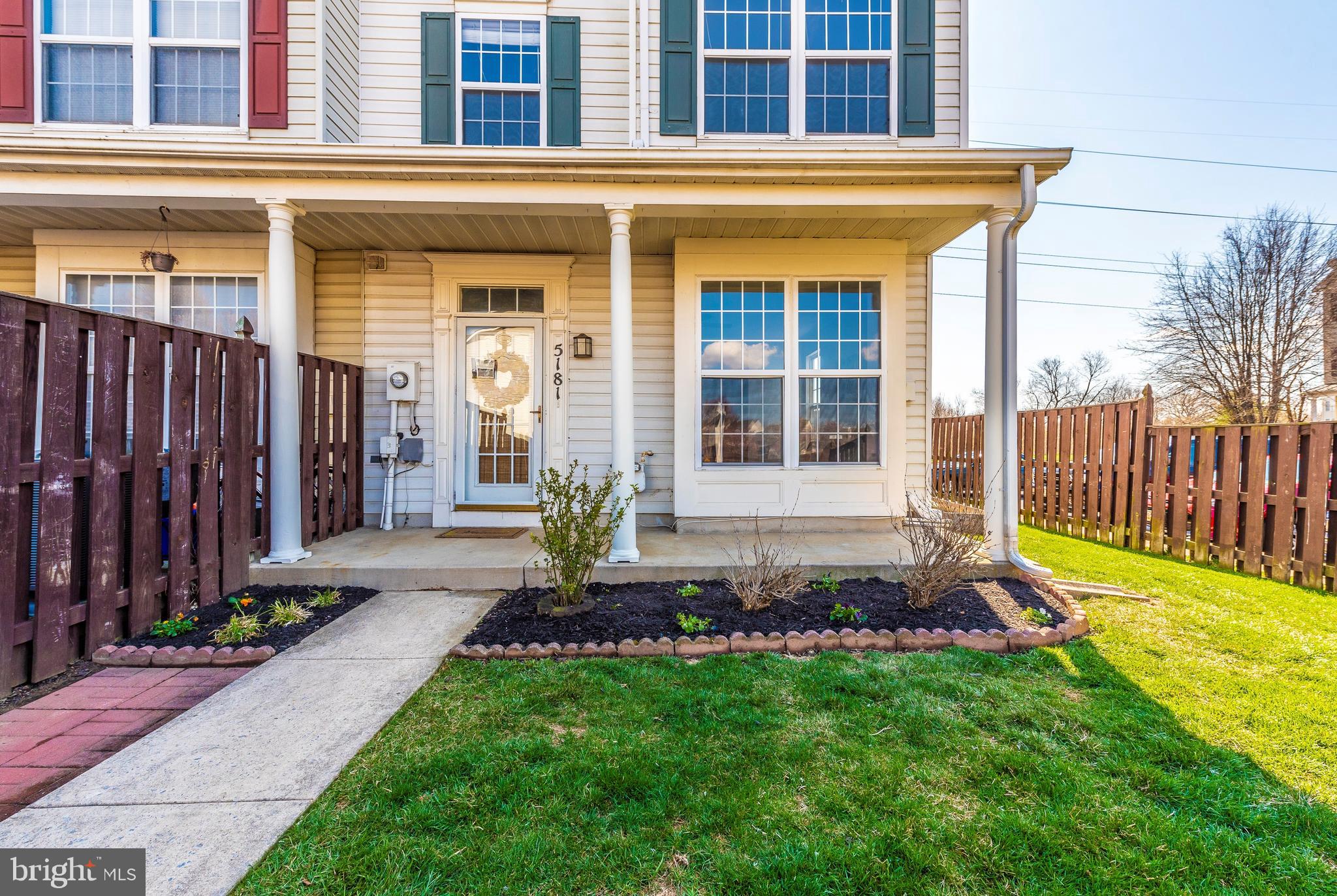 Beautiful and sunny end unit with fresh paint and new flooring throughout! 3BD / 2.5BA with ALL the upgrades -- upgraded white kitchen cabinets, NEW stainless steel appliances, granite, custom walk-in master closet, tub and separate shower in the large master bath, HUGE master suite! Fully fenced yard and conveniently located to shopping and commuter routes. Roof, HVAC and water heater all replaced in the last 5 years. HOA includes pool membership! Welcome home!**AGENT IS OWNER**