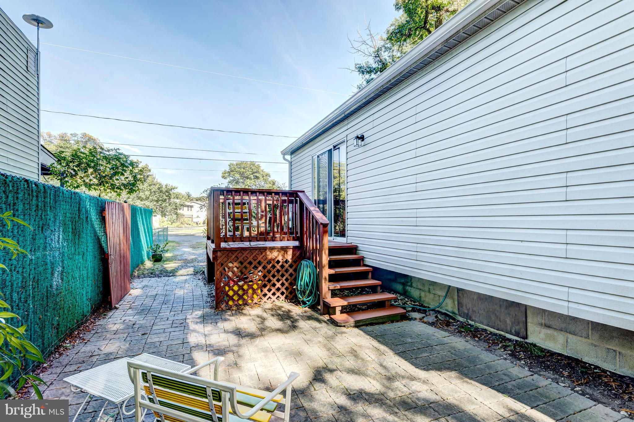 WOODLAND BEACH - Residential