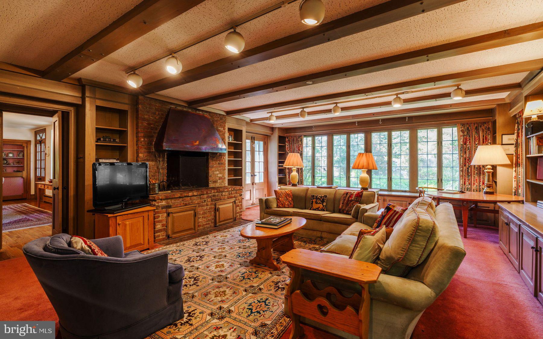 CHESTNUT HILL - Residential